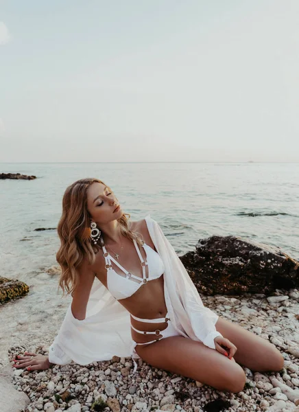 비키니를 해변에 포즈를 취하고 아름다운 금발의 여인의 — 스톡 사진