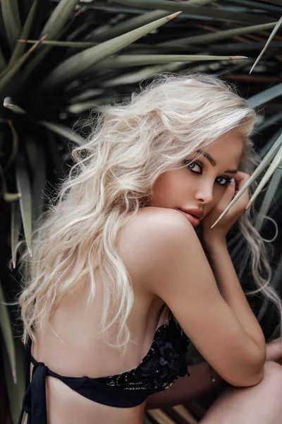 Moda Odkryty Zdjęcie Pięknej Kobiety Blond Włosy Eleganckim Bikini Pozowanie — Zdjęcie stockowe