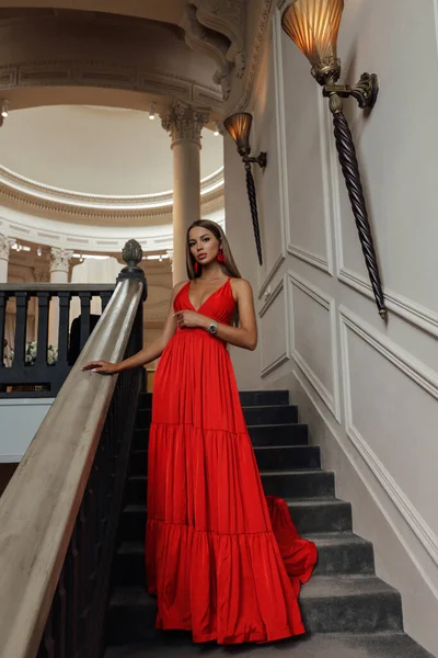 Foto Interior Moda Mujer Hermosa Con Cabello Rubio Vestido Rojo — Foto de Stock