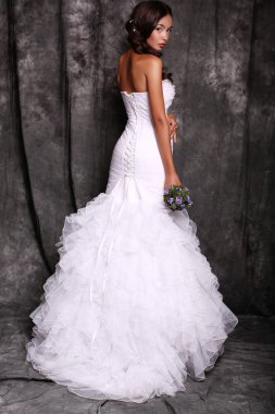 güzel genç gelin gelinlik siyah saçlı