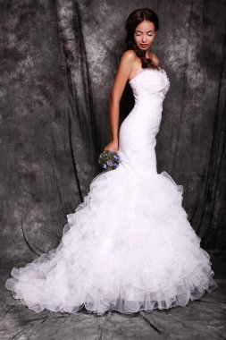 고급 스러운 드레스에 아름 다운 젊은 신부