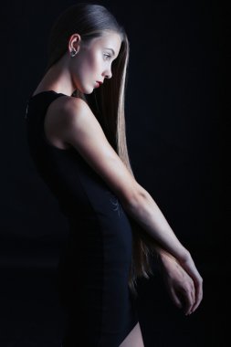 Uzun düz saçları karanlıkta poz güzel kız