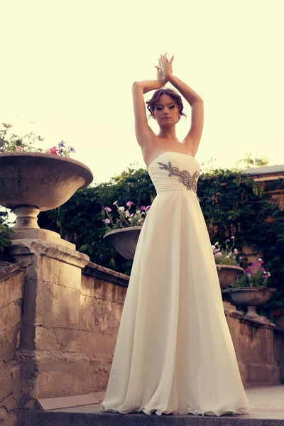 Gyönyörű menyasszony elegáns ruhában pózol a nyári park — Stock Fotó