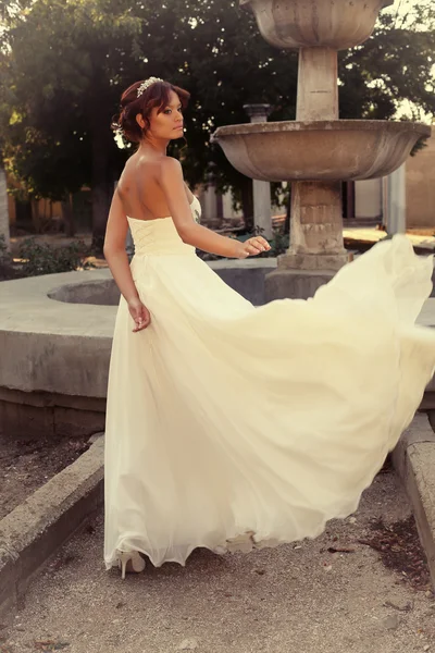 Bela noiva em vestido de noiva elegante posando no parque — Fotografia de Stock