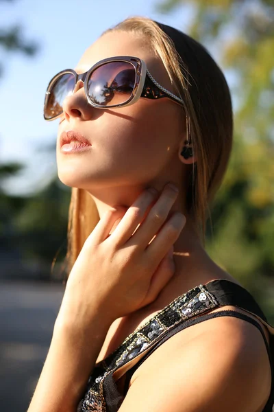 Portrait of beautiful young girl with sunglasses — Stock Photo, Image