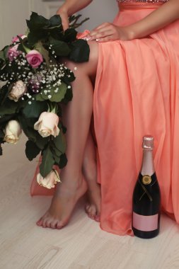 kadının bacakları, bir şişe şampanya ve çiçekler güzel fotoğraf