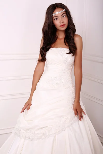 Красивая молодая невеста с темными волосами в свадебном платье — стоковое фото