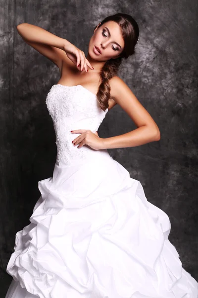 Beautiful elegant bride with dark hair posing at studio — Stock Photo, Image