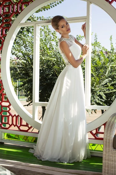 Krásná nevěsta s blond vlasy v elegantní svatební šaty — Stock fotografie