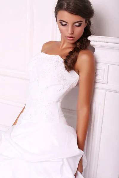 Krásná mladá nevěsta s tmavými vlasy v elegantní šaty — Stock fotografie