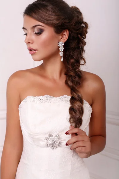 Portrait of beautiful elegant bride with dark hair — Stock Photo, Image