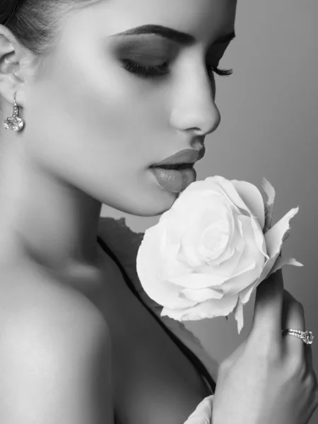 Portrait of beautiful woman holding white rose — Stock Photo, Image