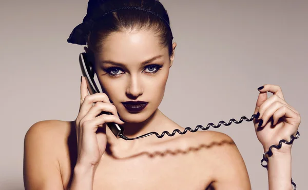 Retrato de menina bonita com cabelo escuro falando por telefone — Fotografia de Stock