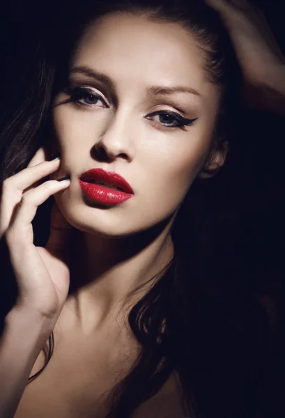 Retrato de hermosa morena con labios rojos —  Fotos de Stock