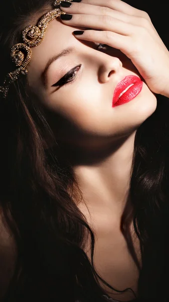 Portrait of beautitul girl with dark hair and accessory — Stock Photo, Image