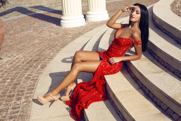 Sexy beautiul vrouw met donker haar in luxe rode jurk — Stockfoto