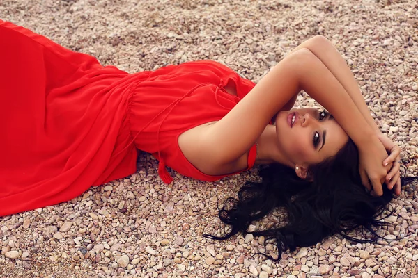 エレガントな赤いドレスを着て黒い髪と美しい女性 — ストック写真
