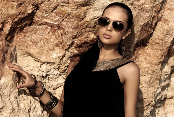 Mujer sexy con cabello oscuro en vestido elegante y gafas de sol —  Fotos de Stock