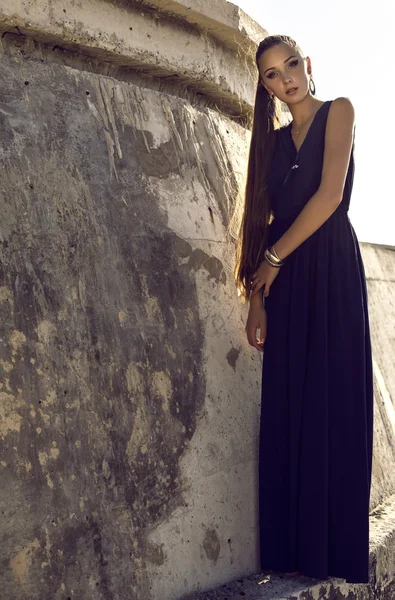 Vacker kvinna med långt hår i elegant blå klänning — Stockfoto