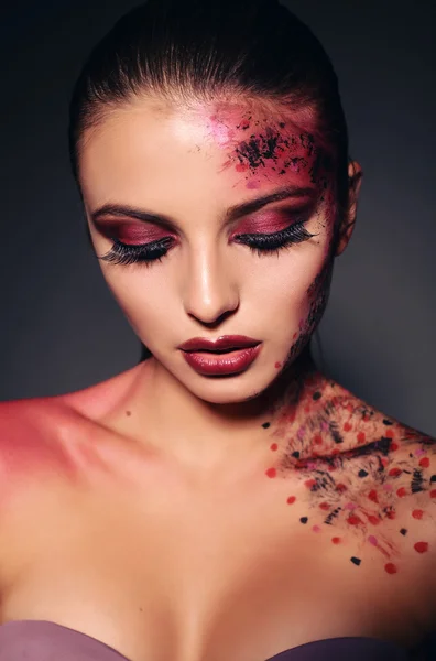 Belle fille avec fantastique maquillage pour Halloween — Photo