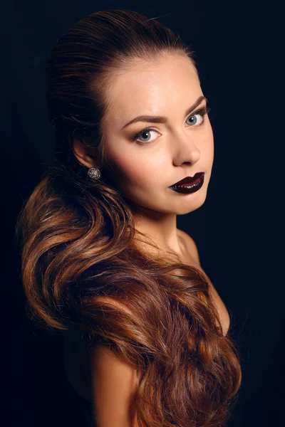 Porträt der hübschen Brünette mit hellem Make-up — Stockfoto