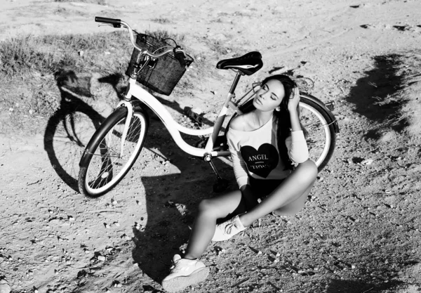 Menina bonita com bicicleta relaxante na praia de verão — Fotografia de Stock