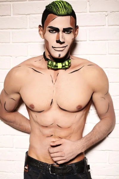 Sexy gespierde man met Halloween Make-up — Stockfoto