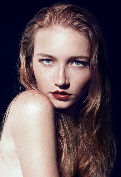 Retrato de hermosa chica con el pelo rojo y pecas — Foto de Stock