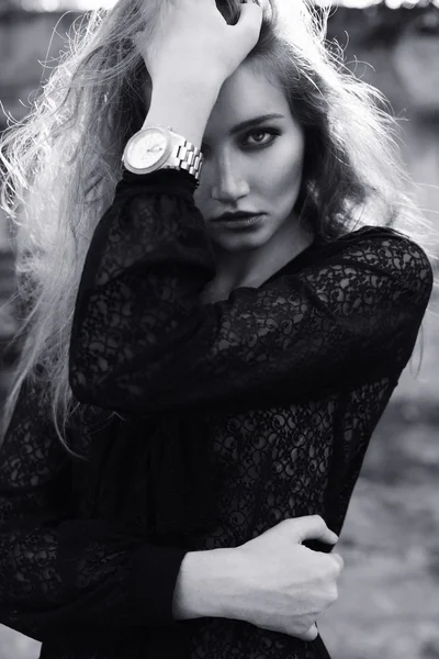 ブロンドの髪を持つ美しい少女の黒と白の写真 — ストック写真
