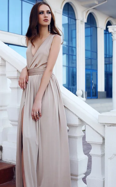 Hermosa mujer con cabello oscuro en vestido beige elegante — Foto de Stock