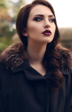 Siyah saçlı ve mavi gözlü güzel kadın portresi