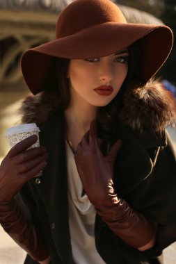 kahve ile zarif palto ve şapka güzel Bayan portresi
