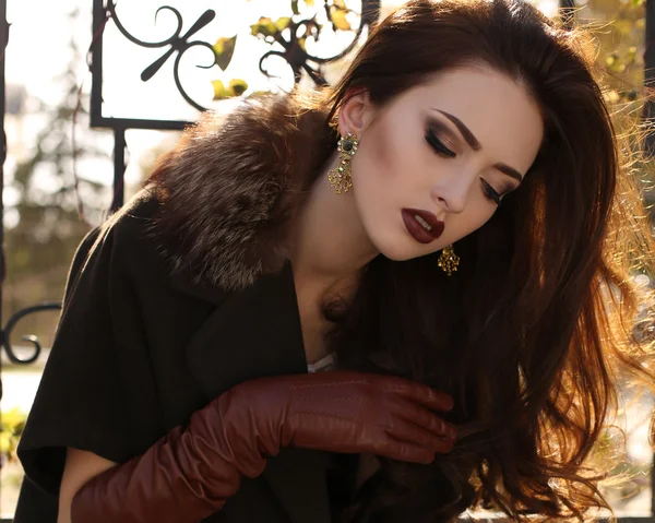 Портрет элегантной дамы в пальто и кожаных перчатках — стоковое фото
