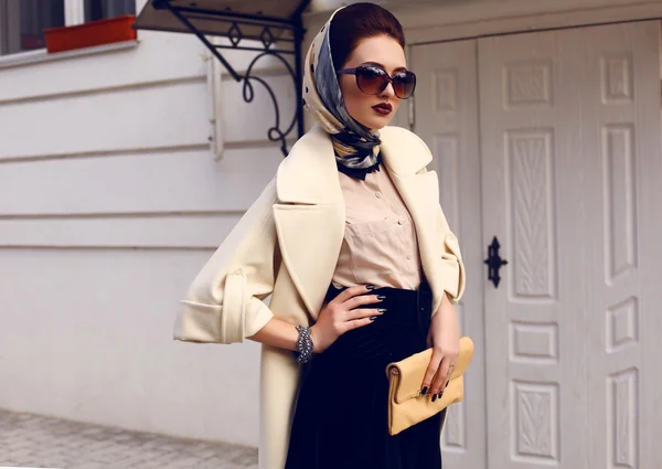Красивая женщина в элегантном пальто с аксессуарами — стоковое фото