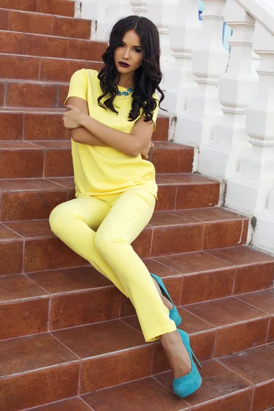 Wanita cantik dengan rambut hitam dengan setelan kuning elegan — Stok Foto