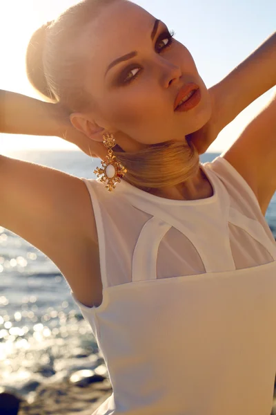 Портрет сексуальной женщины с светлыми волосами, позирующей на летнем пляже — стоковое фото