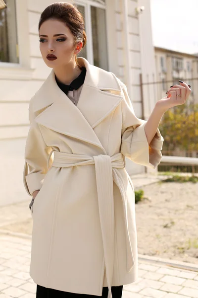 Szép nőies nő pózol a street elegáns gyapjú kabát — Stock Fotó