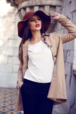 şık giysileriyle sonbahar parkta poz güzel hanımefendi kadın