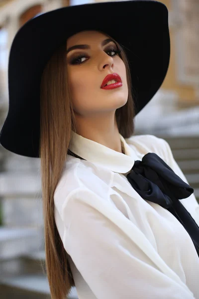 戴黑帽子的黑头发美丽优雅的女人的画像 — 图库照片