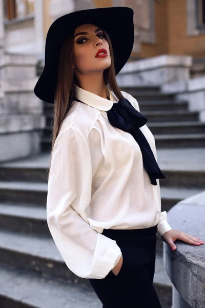 Bella donna con i capelli scuri indossa elegante cappello e camicetta — Foto Stock