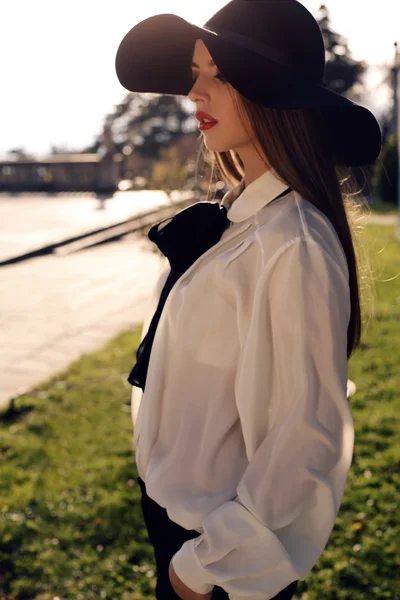 Retrato de mulher ladylike em camisa elegante e chapéu feltro — Fotografia de Stock