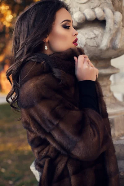 lüks kürk ceket siyah saçlı güzel kadın