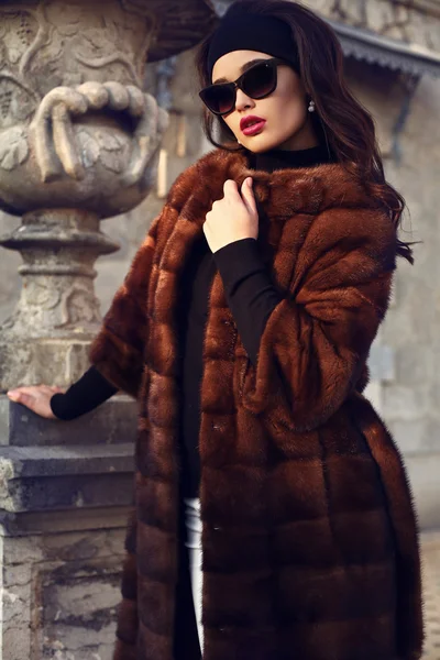 Beautiful woman in luxurious fur coat and sunglasses — Stock Photo, Image