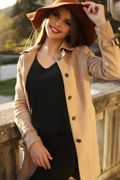 Beautiful brunette girl in elegant clothes posing in autumn park — Stock Photo, Image