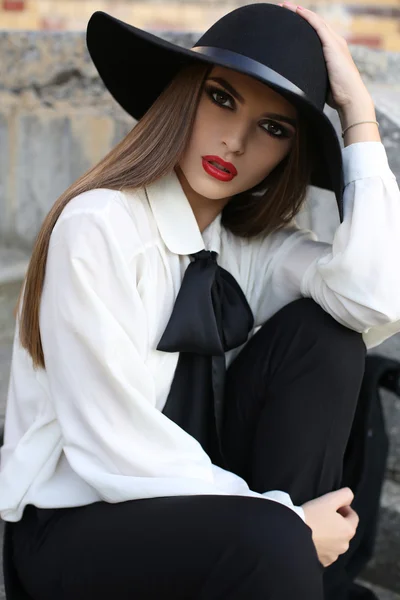 Retrato de menina bonita com cabelo escuro em blusa elegante e chapéu — Fotografia de Stock