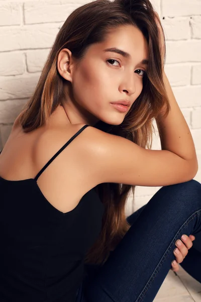 Retrato de menina bonita com cabelo escuro e pele perfeita sem maquiagem — Fotografia de Stock