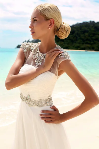 Piękne panny młodej w sukni ślubnej pozowanie na pięknej wyspie w Tajlandii — Zdjęcie stockowe