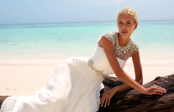 Beautiful bride in wedding dress posing on beautiful island in Thailand — Stock Photo, Image