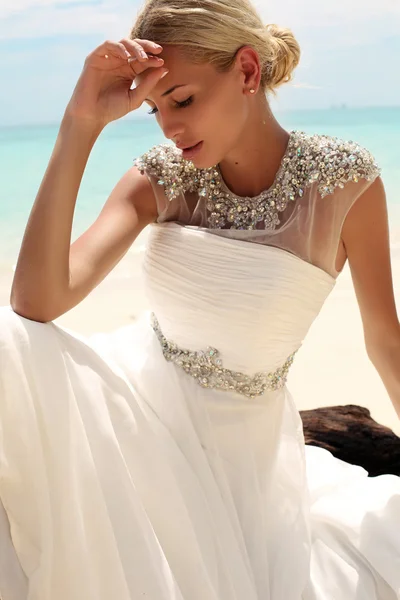 美丽的新娘穿着婚纱，构成在泰国的美丽小岛上 — 图库照片