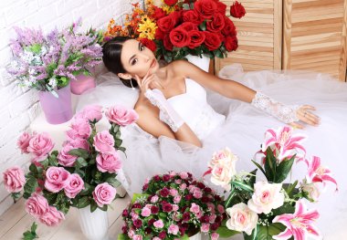 çiçekler arasında poz zarif gelinlik güzel gelin 